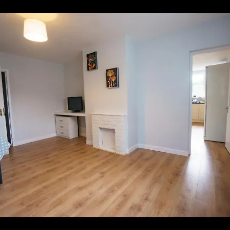 Warm And Cosy 4 Bedroom In Village Holiday home *
